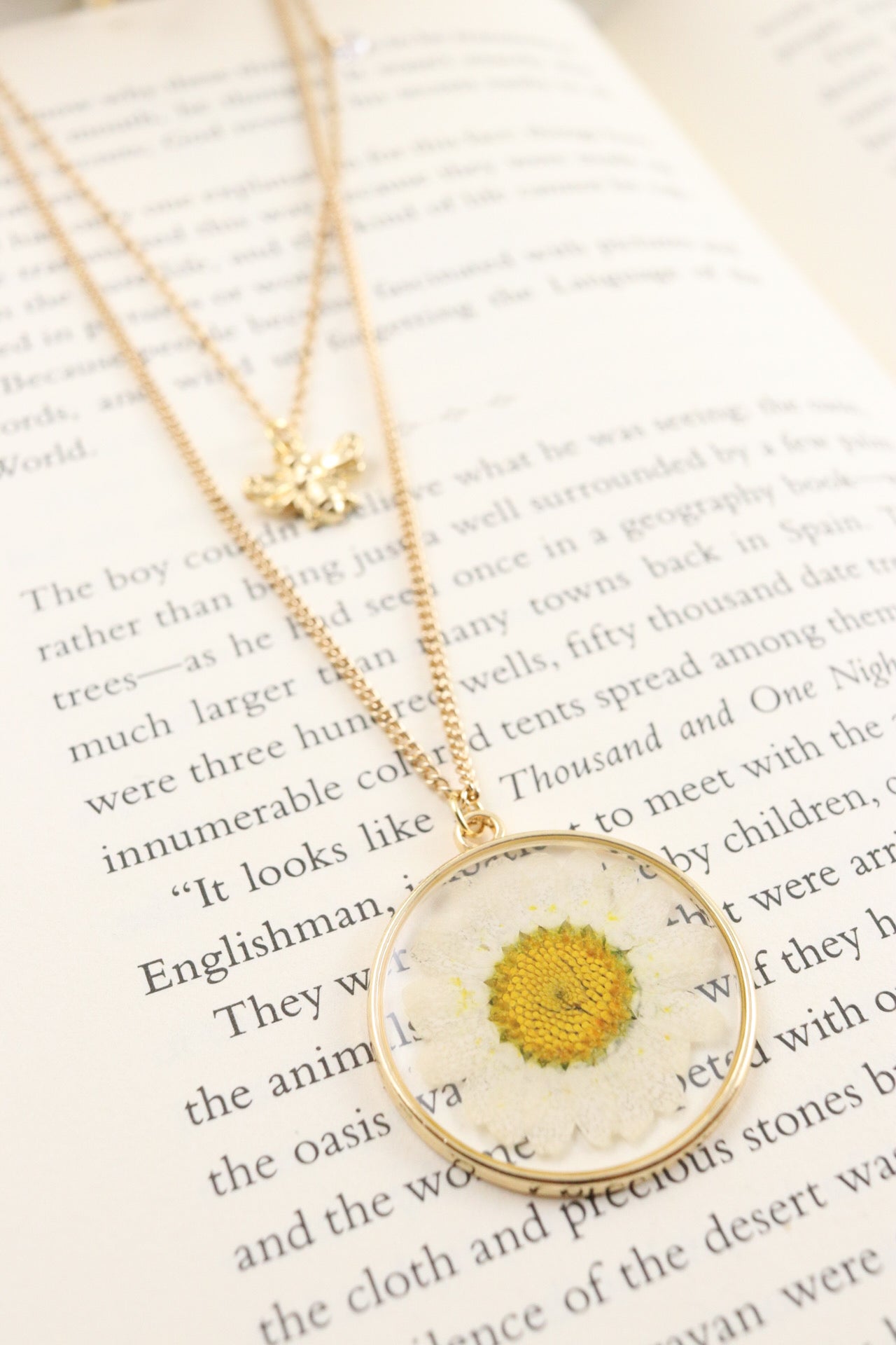 White Daisy Wildflower Necklace, Bee Charm Necklace, Botanical Nature Resin Necklace Pressed Flower Pendant, Gift For Her