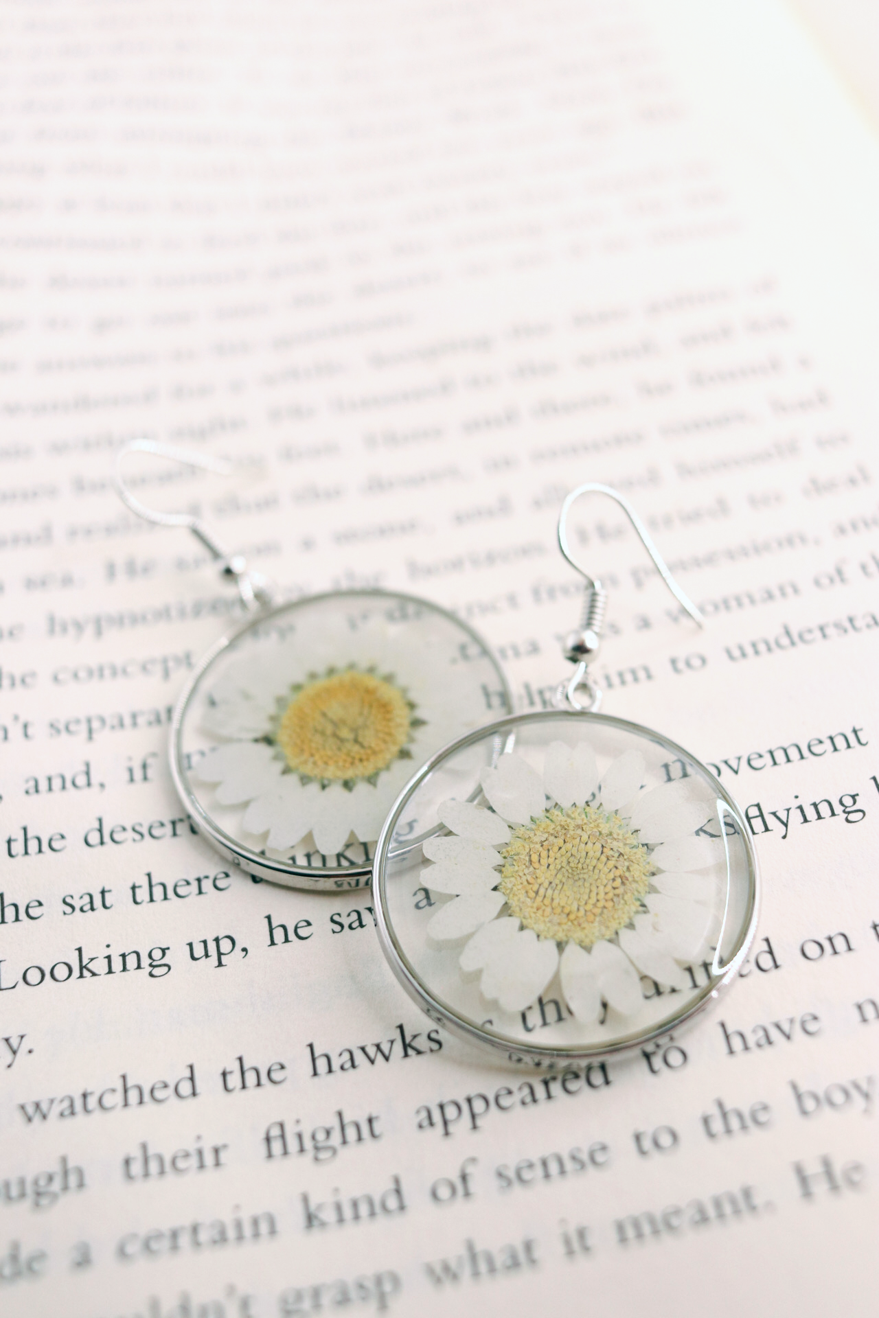 Real Pressed White Daisy Wildflower Earrings - Botanical Resin Dangles - Nature-Inspired Plant Lover's Gift"