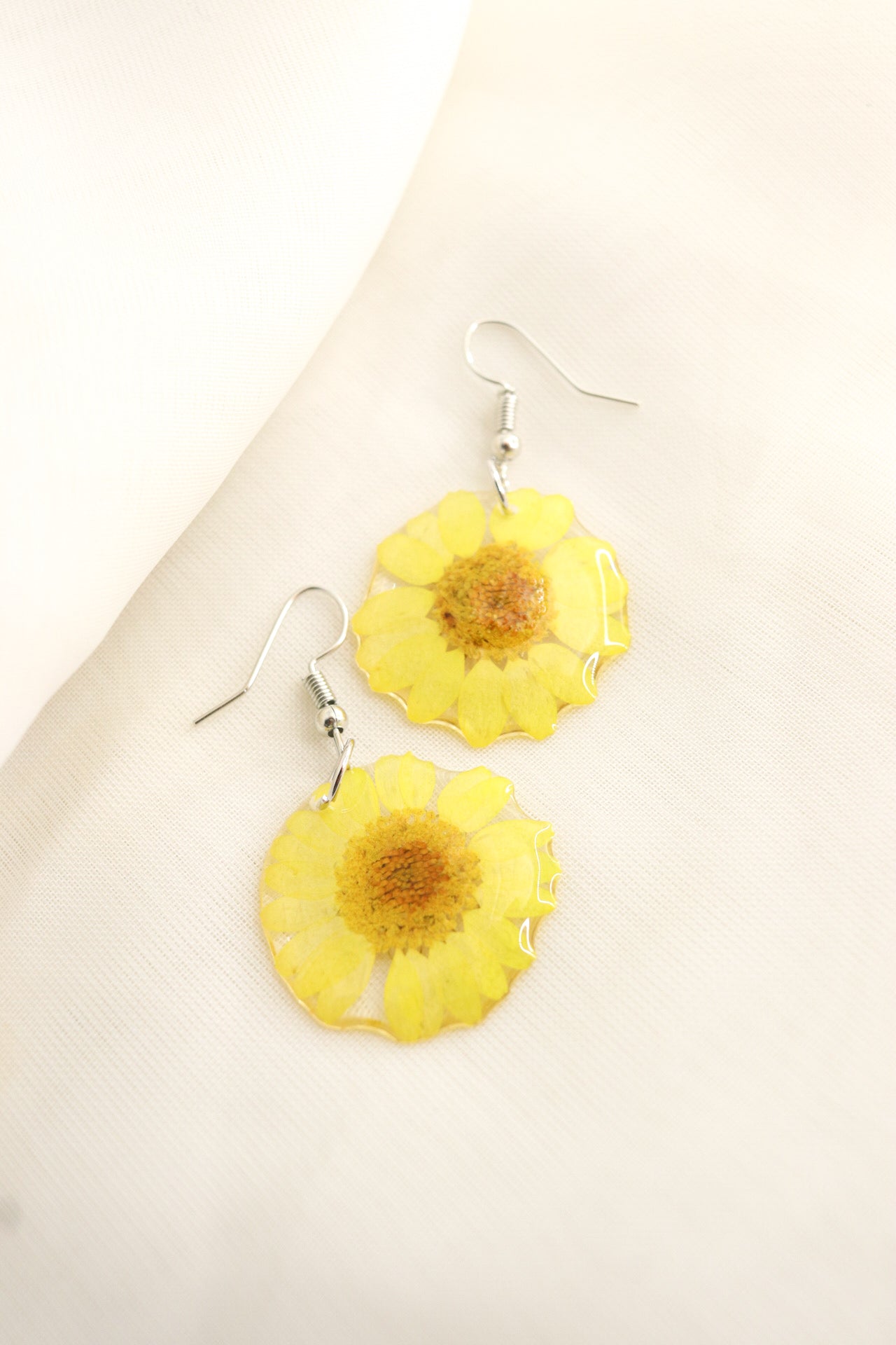 Yellow Daisy Frameless Flower Earrings Real Pressed Flower Clear Resin Floral Earrings Botanical Nature Jewelry Yellow Wildflower Earrings