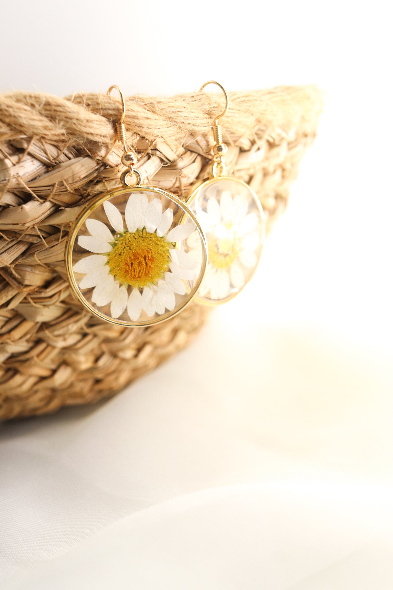 White Daisy Wildflower Earrings, Real Natural Pressed Flower Resin Earring, Botanical Nature Jewelry, Nature Lover Gift For Her