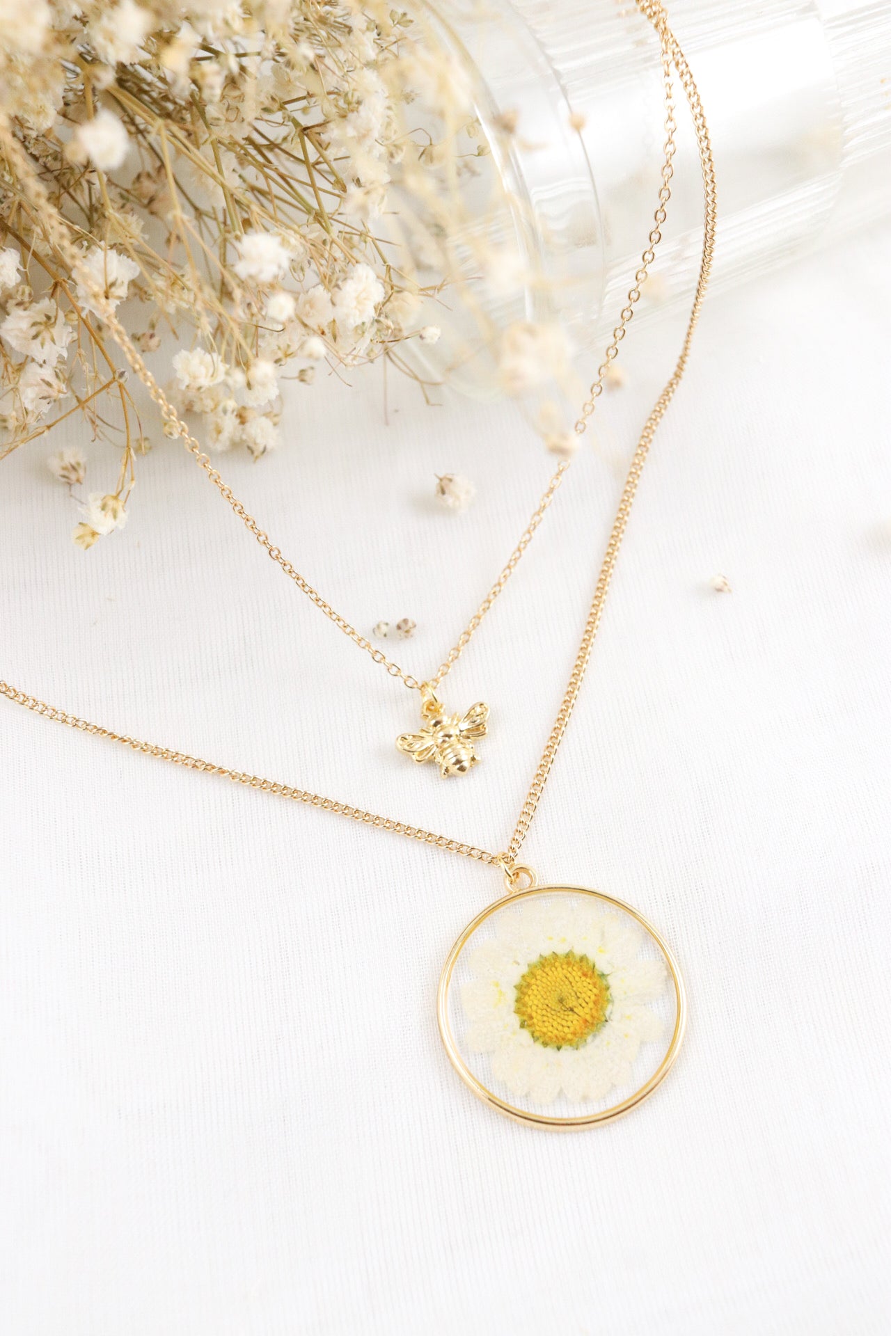 White Daisy Wildflower Necklace, Bee Charm Necklace, Botanical Nature Resin Necklace Pressed Flower Pendant, Gift For Her