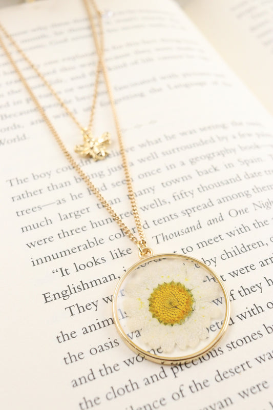 White Daisy Wildflower Necklace, Bee Charm Necklace, Botanical Nature Resin Necklace Pressed Flower Pendant, Gift For Her