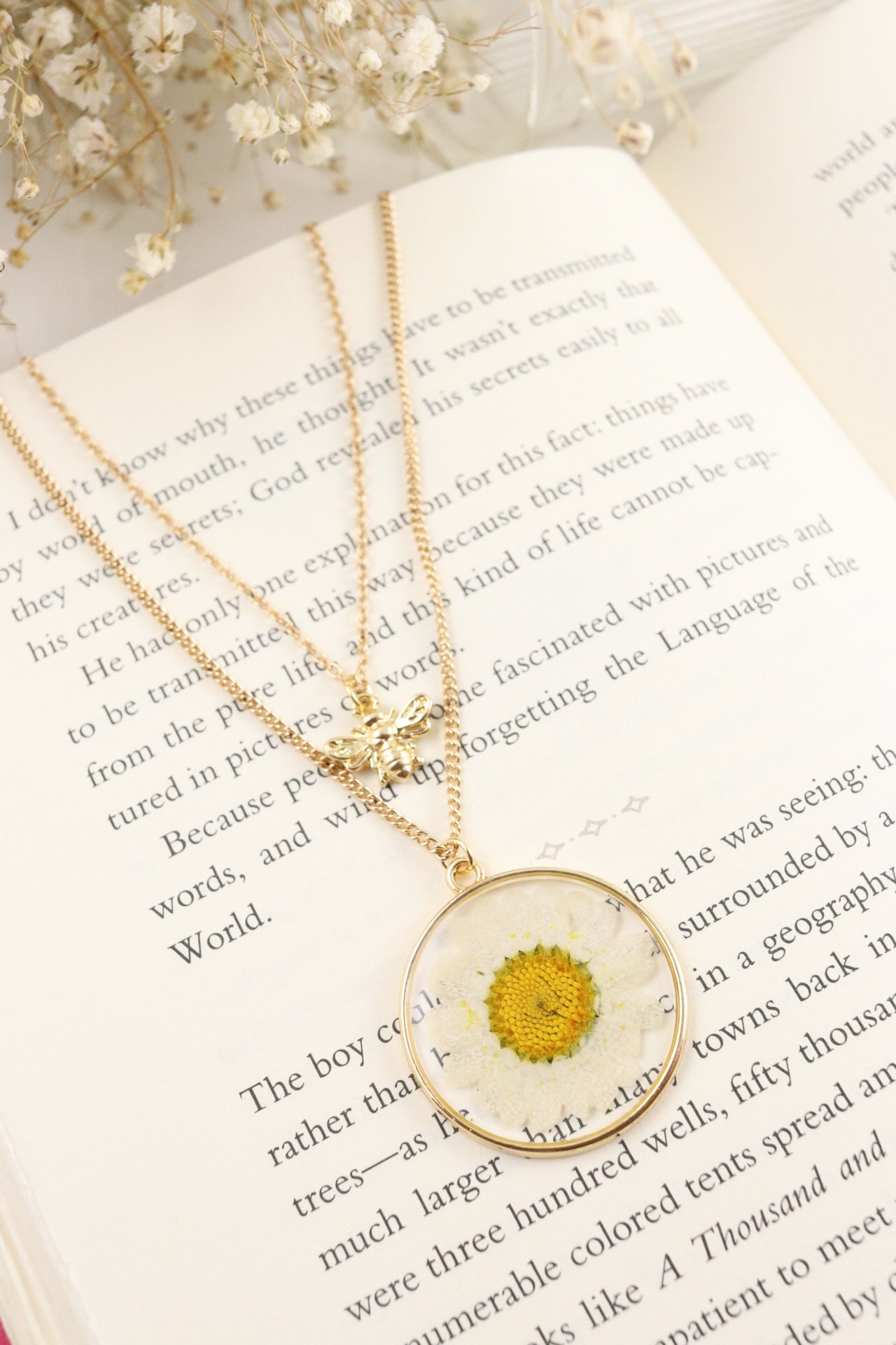 White Daisy Wildflower Necklace, Bee Charm Necklace, Botanical Nature Resin Necklace Pressed Flower Pendant, Gift For Her