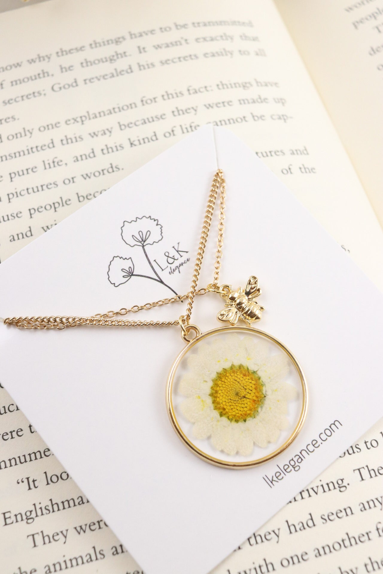 White Daisy Wildflower Necklace, Bee Charm Necklace, Botanical Nature Resin Necklace Pressed Flower Pendant, Gift For Her