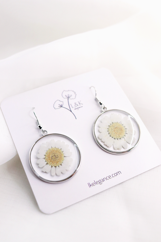 Real Pressed White Daisy Wildflower Earrings - Botanical Resin Dangles - Nature-Inspired Plant Lover's Gift"