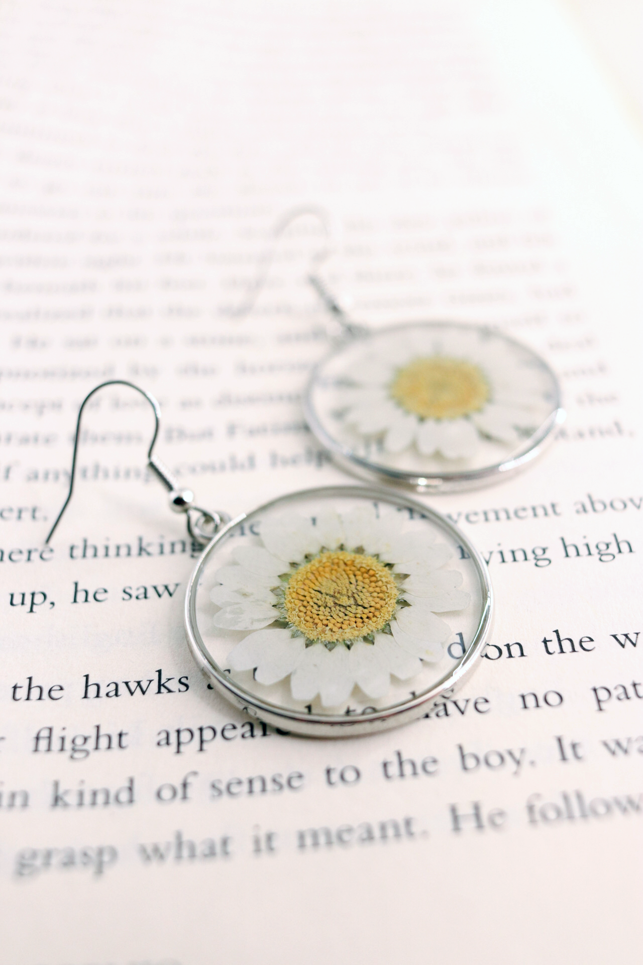 Real Pressed White Daisy Wildflower Earrings - Botanical Resin Dangles - Nature-Inspired Plant Lover's Gift"