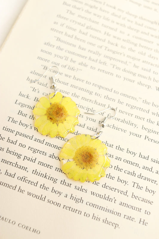 Yellow Daisy Frameless Flower Earrings Real Pressed Flower Clear Resin Floral Earrings Botanical Nature Jewelry Yellow Wildflower Earrings
