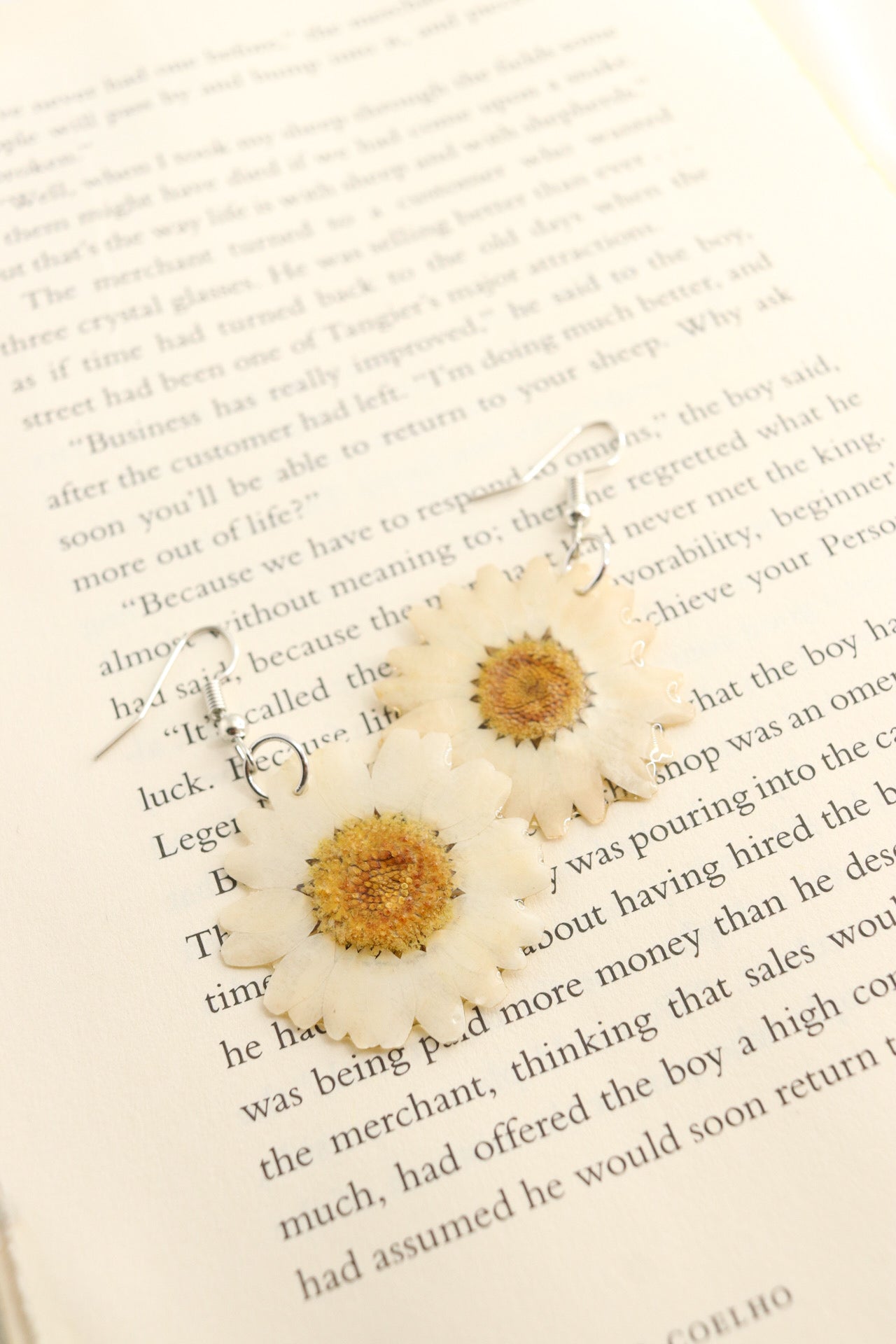 White Daisy Frameless Earrings Real Pressed Flower Clear Resin Floral Earrings Botanical Nature Jewelry White Wildflower Earrings