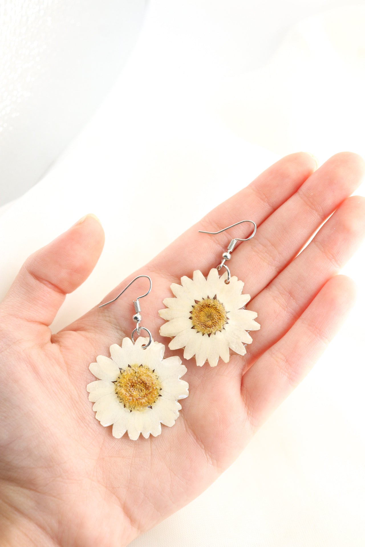 White Daisy Frameless Earrings Real Pressed Flower Clear Resin Floral Earrings Botanical Nature Jewelry White Wildflower Earrings