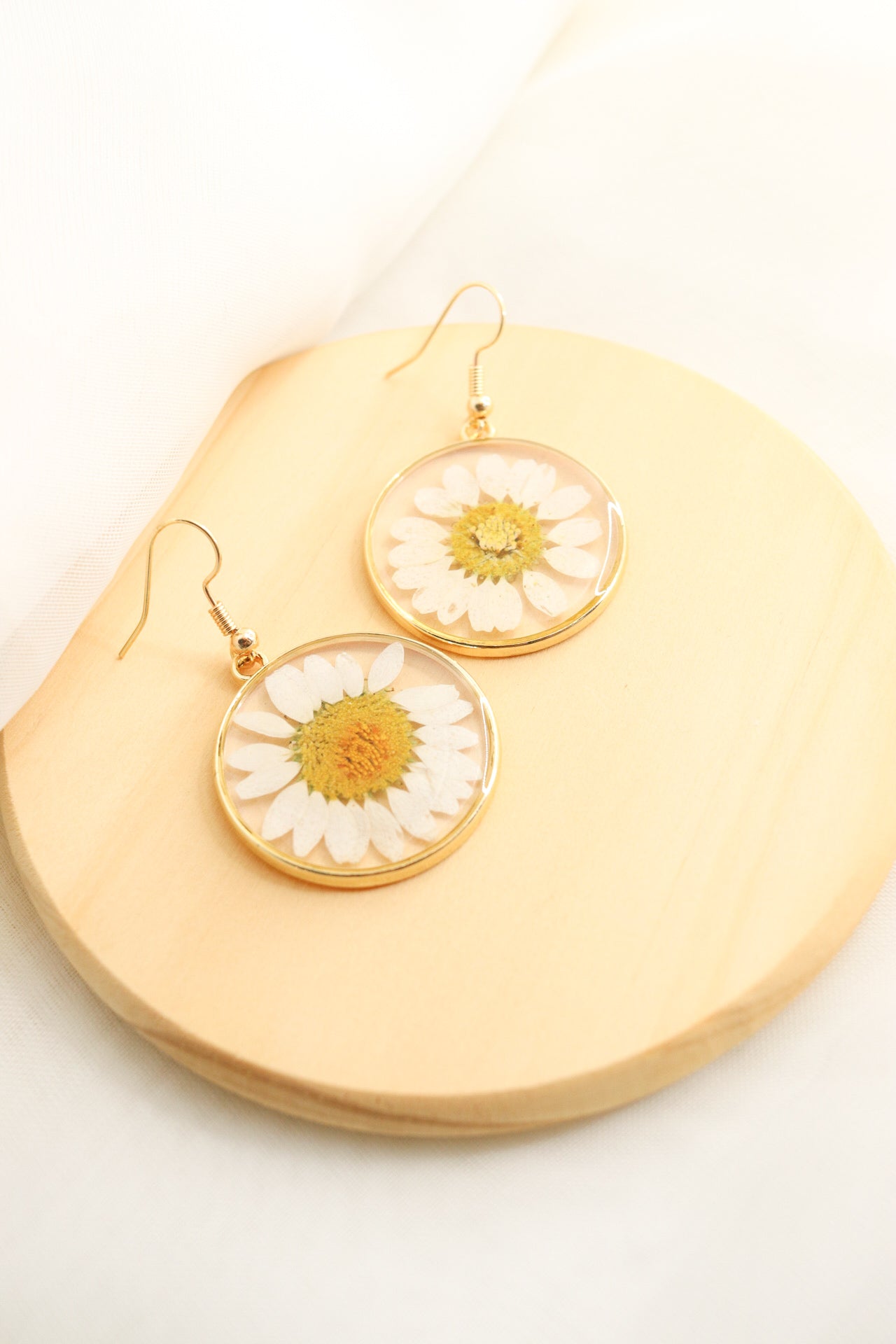 White Daisy Wildflower Earrings, Real Natural Pressed Flower Resin Earring, Botanical Nature Jewelry, Nature Lover Gift For Her