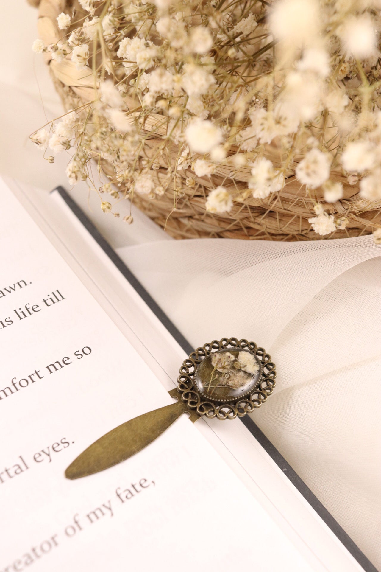 Vintage Oval Resin Bookmark Clip With Baby's Breath Flowers