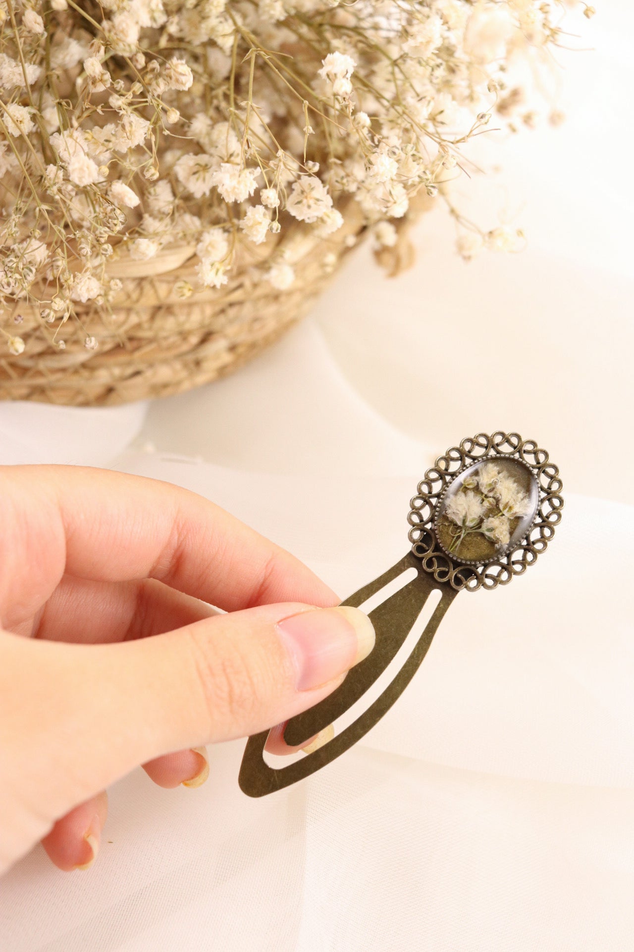 Vintage Oval Resin Bookmark Clip With Baby's Breath Flowers